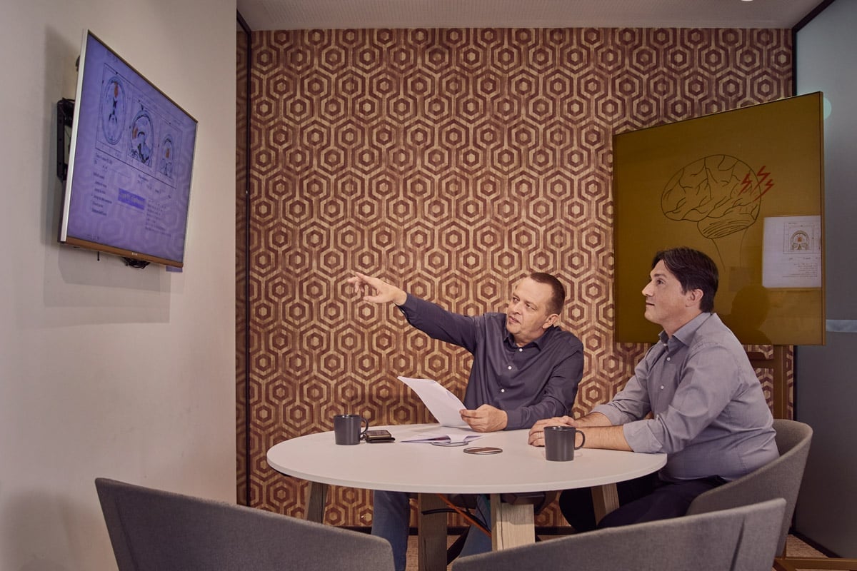 Biofeedback EEG à domicile : ce que les appareils de neurofeedback à domicile peuvent et ne peuvent pas faire 3 Deux praticiens de Neurofeedback Luxembourg examinent des cartes cérébrales qEEG sur un écran dans le cabinet