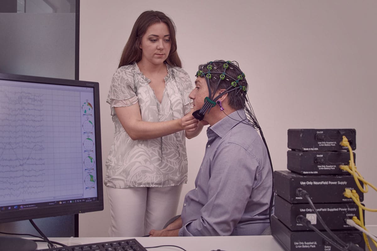 Biofeedback EEG à domicile : ce que les appareils de neurofeedback à domicile peuvent et ne peuvent pas faire 2 Un praticien ajuste un casque EEG à 19 canaux pour un examen qEEG BrainMap chez Neurofeedback Luxembourg
